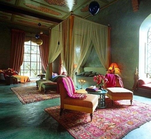 今天为你带来摩洛哥风格卧室，这样的卧室的特点是采用阿拉伯图案，明亮的面料，梦幻般的灯笼。但为创建东方童话而严守规则显然是没有必要的，你可以采用中性配色，并添加灯笼，烛台，蒲团和图案等等摩洛哥的特点，以及任何你想要放置在室内的的内饰。这些卧室保持着神秘，仿佛天方夜谭。进入卧室，那么你的冒险就要开始了！