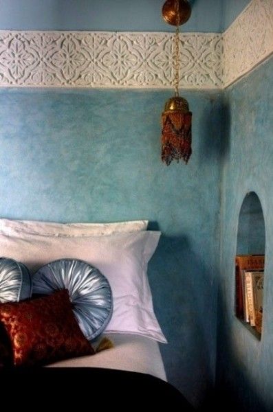 这样的卧室的特点是采用阿拉伯图案，明亮的面料，梦幻般的灯笼。但为创建东方童话而严守规则显然是没有必要的，你可以采用中性配色，并添加灯笼，烛台，蒲团和图案等等