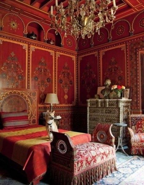 今天为你带来摩洛哥风格卧室，这样的卧室的特点是采用阿拉伯图案，明亮的面料，梦幻般的灯笼。但为创建东方童话而严守规则显然是没有必要的，你可以采用中性配色，并添加灯笼，烛台，蒲团和图案等等摩洛哥的特点，以及任何你想要放置在室内的的内饰。这些卧室保持着神秘，仿佛天方夜谭。进入卧室，那么你的冒险就要开始了！