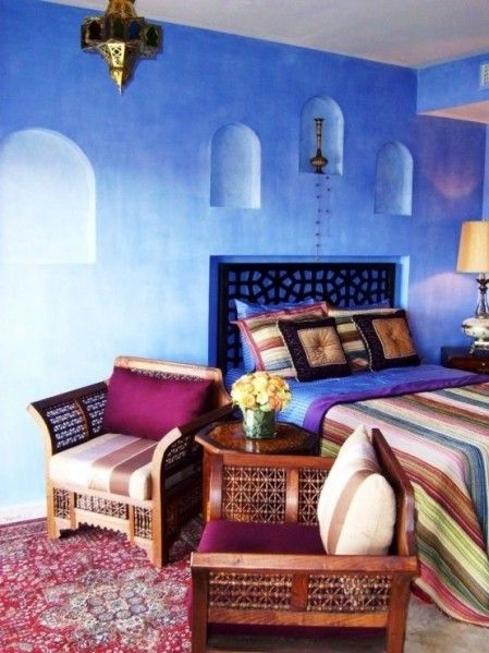 这样的卧室的特点是采用阿拉伯图案，明亮的面料，梦幻般的灯笼。但为创建东方童话而严守规则显然是没有必要的，你可以采用中性配色，并添加灯笼，烛台，蒲团和图案等等