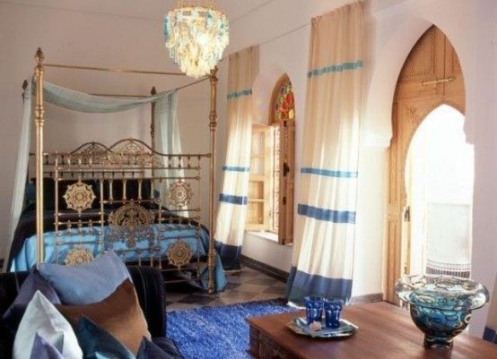 绿色的墙、红色的沙发，鲜艳的色彩表现出了摩洛哥风格中的那种光彩夺目的美。生动的造型、轻柔的曲线勾勒出吊灯独有的摩洛哥风情。