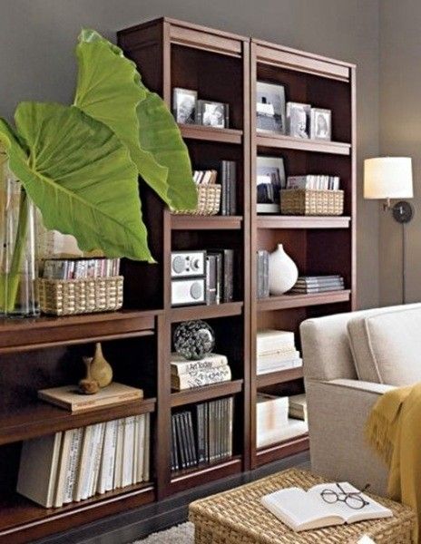 目前比较流行的方式包括整面墙的电视柜，客厅侧面书柜、书架，还有带收纳功能的茶几，甚至部分沙发、座椅也带有收纳功能。结合自己客厅的实际情况，选择合适的收纳方式