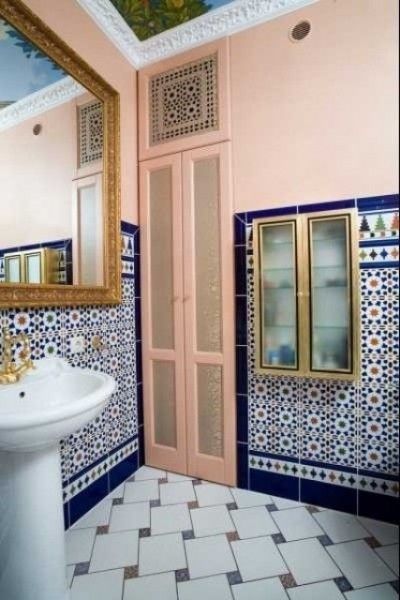我们为大家带来关于摩洛哥风格的豪华浴室，让你感受水疗和精彩的休闲体验。那么如何达到这种效果呢？可以先从具有典型东方模式或混凝土墙壁、浴缸、瓷砖入手，之后是地毯，马赛克、陶瓷，而颜色上则采用白色，浅灰色，蓝色或绿色。但是如果你想具有撞色的别致，则可以选择蓝色与金色和黑色。再添加一些木制家具，窗帘，这就是摩纳哥风格的奢华浴室。