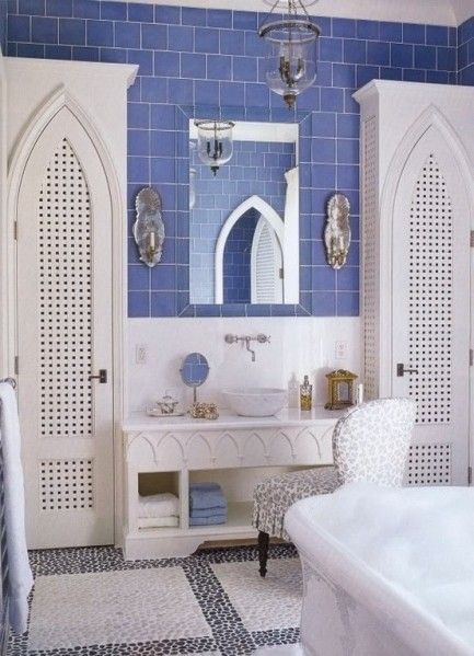 我们为大家带来了关于摩洛哥风格的豪华浴室，让你感受水疗和精彩的休闲体验。那么如何达到这种效果呢？可以先从具有典型东方模式或混凝土墙壁、浴缸、瓷砖入手，之后是地毯，马赛克、陶瓷，而颜色上则采用白色，浅灰色，蓝色或绿色。