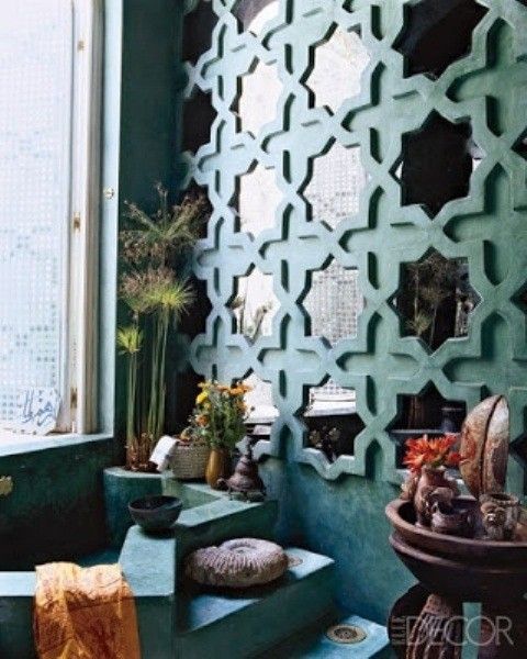 我们为大家带来关于摩洛哥风格的豪华浴室，让你感受水疗和精彩的休闲体验。那么如何达到这种效果呢？可以先从具有典型东方模式或混凝土墙壁、浴缸、瓷砖入手，之后是地毯，马赛克、陶瓷，而颜色上则采用白色，浅灰色，蓝色或绿色。但是如果你想具有撞色的别致，则可以选择蓝色与金色和黑色。再添加一些木制家具，窗帘，这就是摩纳哥风格的奢华浴室。