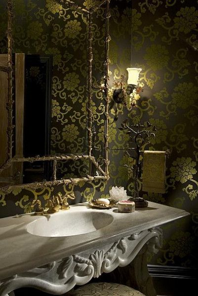 对很多人来说，拥有一间化妆室是一个奢侈的梦想。虽然对于女人而言，这可能是家里自己唯一的私密空间。但是没有化妆间，可以有个漂亮的化妆台，古董水槽，一个华丽的底座，和一个不寻常的镜子