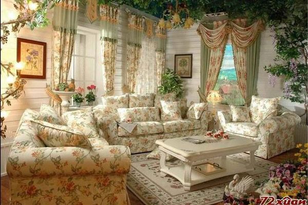 这一案例是英式田园风格的甜美演绎。客厅采用了略显夸张的碎花布艺和造型天花板，使人仿佛置身丛林中；粉色的卧室显得温馨又甜蜜。