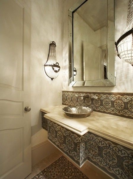我们为大家带来了关于摩洛哥风格的豪华浴室，让你感受水疗和精彩的休闲体验。那么如何达到这种效果呢？可以先从具有典型东方模式或混凝土墙壁、浴缸、瓷砖入手，之后是地毯，马赛克、陶瓷，而颜色上则采用白色，浅灰色，蓝色或绿色。