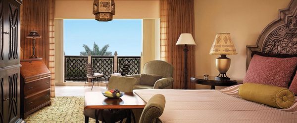  迪拜是阿拉伯联合酋长国的第二大城市，我们这次为你介绍的One&Only酒店就在迪拜，奢华的如同海市蜃楼。修剪整齐的中央体院和拱形的门廊为宾客打开奢华之门，度假酒店的精美设计恢弘的如同皇宫一般，服务却也细腻精致的像是在自己家中一般自由。
