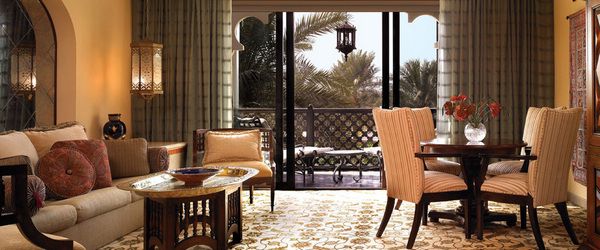  迪拜是阿拉伯联合酋长国的第二大城市，我们这次为你介绍的One&Only酒店就在迪拜，奢华的如同海市蜃楼。修剪整齐的中央体院和拱形的门廊为宾客打开奢华之门，度假酒店的精美设计恢弘的如同皇宫一般，服务却也细腻精致的像是在自己家中一般自由。