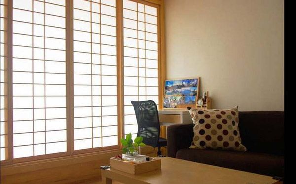 榻榻米、推拉门是日式家居的典型特色。在这一案例中，不加修饰的墙壁保留了家居的随意性，浅色的整体色调给人带来了放松的感觉。以人为本究竟应当从何做起?这一家居为我们提供了很好的借鉴。