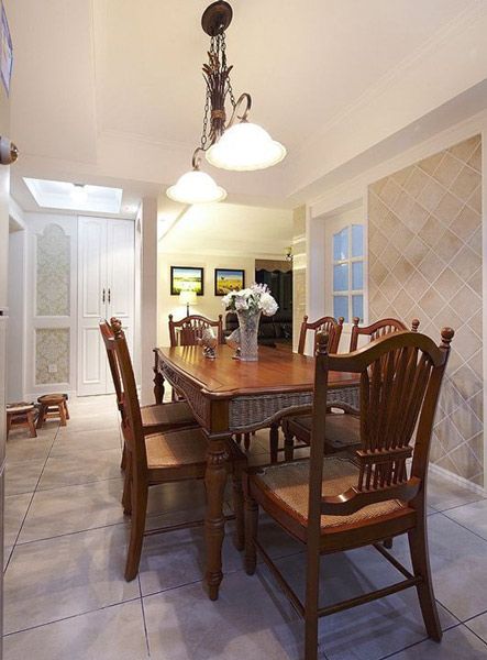 房子137平，三室两厅一厨两卫，白色的铁艺搭配棕红色的古典家具散发出浓浓的西式古典味道。 