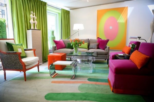 色彩是家居布置中不变的主题，赏心悦目的色彩搭配可以让你的心情愉悦。客厅不但是招待客人的场所，也是主人休闲娱乐的绝佳场所，客厅的色彩布置就显得尤为重要。这次我们为您收罗了色彩搭配方案，帮你轻松玩转色彩，让你的客厅换新颜。