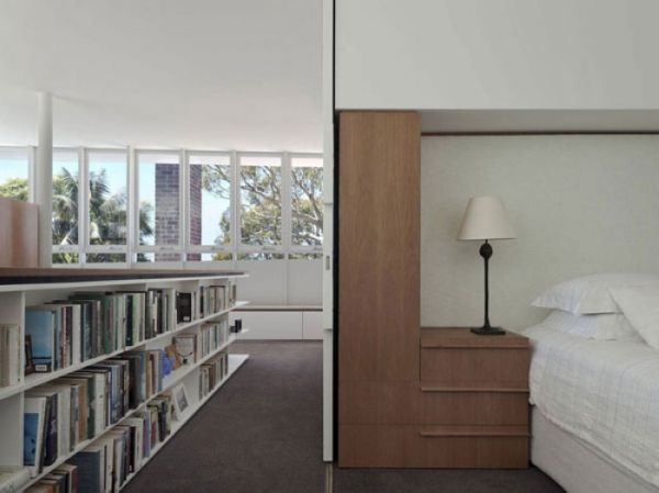 房子坐落于悉尼的Vaucluse，从外观看上去十分的具有设计感。室内大幅采用了落地玻璃，可以看到窗外葱茏的绿植，仿佛置身于自然世界。