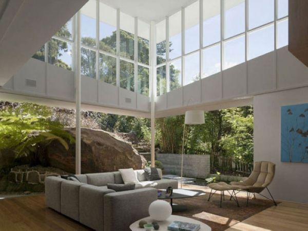 房子坐落于悉尼的Vaucluse，从外观看上去十分的具有设计感。室内大幅采用了落地玻璃，可以看到窗外葱茏的绿植，仿佛置身于自然世界。