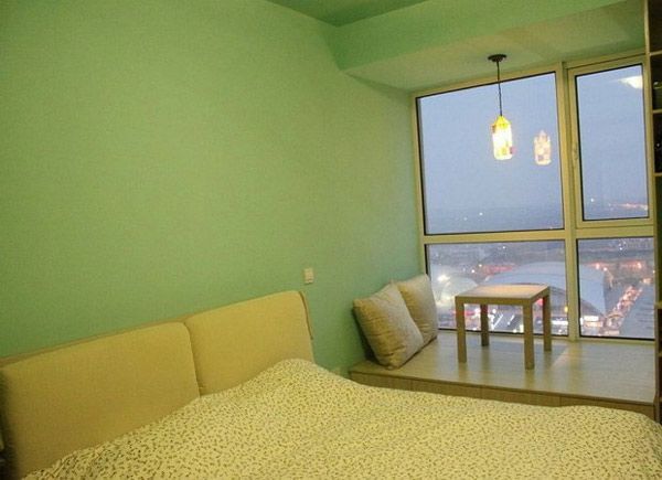 这是一套一室两厅的简约居室，面积60平米。客厅与餐厅的背景墙以黄色为主，显得十分温馨甜蜜。卧室的墙面以绿色为主，清新又不失浪漫，卧室有一扇大大的窗户，整个卧室都沐浴在宜人的阳光中。