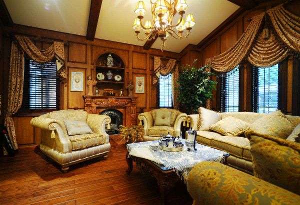 客厅分为会客区和接待区两部分，会客区简易而自然的壁炉和深色的书柜的搭配体现出来美式风格的特点