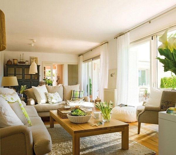 这套充满田园气息的公寓主要用了黄色和白色作为装饰，营造出一种暖色调的氛围。使房子的每个角落都透露出温馨的感觉。绿色植物的点缀，既可以起到净化空气，改善室内环境的作用，还让整栋房子生机盎然。 