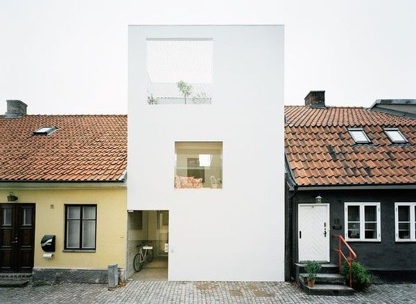 在瑞典海滨小镇Landskrona，这所被称为Townhouse的白色建筑在一条18世纪小街上十分显眼。建筑事务所Elding Oscarson为一对恋人的委托设计了这座住宅，当代前卫的日式极简风格，令人觉得仿佛身处日本。