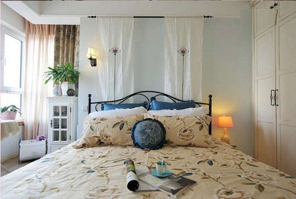 卧室，大爱呀。这样的色调很温馨靓丽。床头布艺装饰，感觉海风轻拂丝巾的柔美舒适感咯~