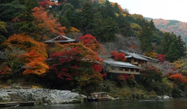 虹夕诺雅是作为日本顶级奢华度假酒店品牌，目前在高级度假胜地轻井泽、古都京都以及冲绳已有三家连锁酒店。