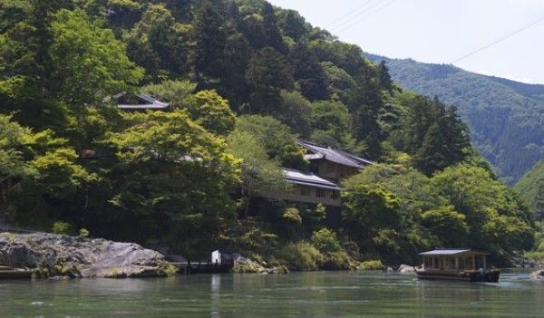 说起日本，人们总是会想起粉色的樱花和火红的枫叶，其实日本还有着一种妙不可言的蓝色，那就是冲绳岛。