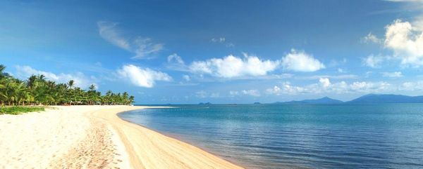  缤纷绚丽的植物、纯净的金黄色沙滩以及温暖的海岛微风，这里就是现代旅游天堂泰国湾，位于海滨的苏梅岛三大顶级酒店之一W度假酒店将动人的日出与日落美景尽收眼底。