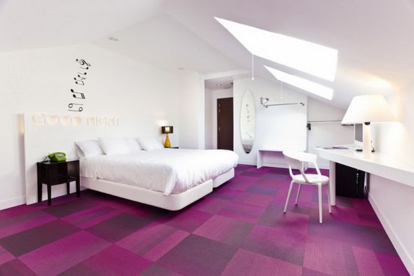 酒店有着25间房，都有着不同大幅彩色的地毯，在床头也都有着一些如“晚安”等问候语。咖啡厅和早餐区都能给住客创造一个温馨的氛围。