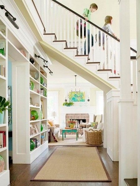 在现代家居中，楼梯的作用已经不只是连接两个楼层了，现代家居赋予了楼梯更多的功能，储物、娱乐，创意的体现……