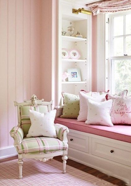 粉色的飘窗加上小清新的沙发。好有爱啊。
