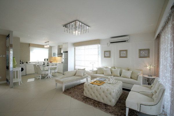 客厅以象牙白为主色调，清新舒适，皮质的茶几，舒适脚感与典雅独特质地并蓄的啡色毛毯。