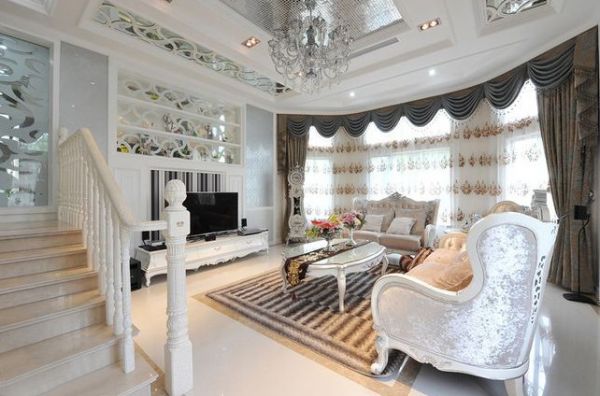 客厅设计很大气的奢华范儿，古典风格沙发很显优雅，卧室古典欧式气息很浓厚，非常大气~。如梦幻般。