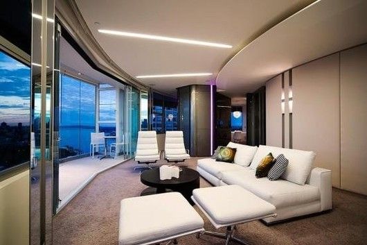 这间公寓位于悉尼达令点一个圆形的18层高塔的16层，并占据了整个楼层。公寓让业主可以获得广阔的景观，包括港口，桥梁和歌剧院。公寓里的一切都遵循现代豪华的室内设计的发展趋势，使得它成为非常适宜居住的地方。