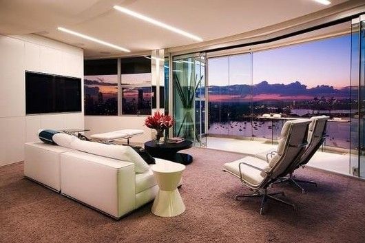 这间公寓位于悉尼达令点一个圆形的18层高塔的16层，并占据了整个楼层。公寓让业主可以获得广阔的景观，包括港口，桥梁和歌剧院。公寓里的一切都遵循现代豪华的室内设计的发展趋势，使得它成为非常适宜居住的地方。