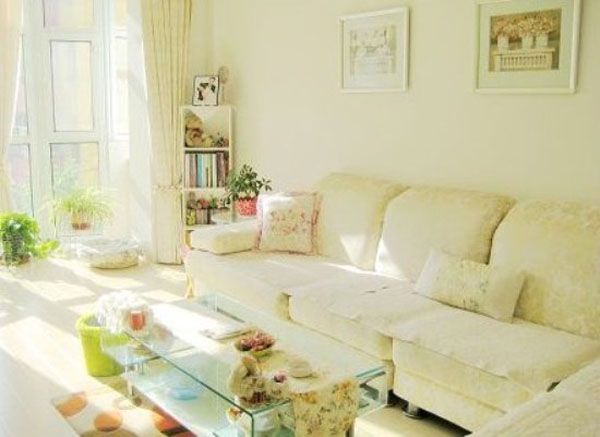 色调非常柔和唯美的客厅，色彩缤纷的客厅地垫，也是一个新鲜看点，简单的小卧室，清爽而雅致。处处充满温馨浪漫，韩式家居的魅力永不凋零。