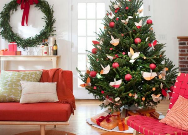 我们从客厅装饰的处处细节可以感受到，布置一个圣诞气氛浓郁的客厅是一件令人惊喜的事情，所以亲们要提前准备起来，布置出一个特别的、出众的圣诞主题客厅，让自己和家人一起美美地度过一个不一样的圣诞节！