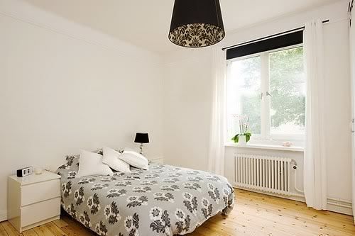 这只是一套位于瑞典首都斯德哥尔摩的公寓，小区内青山绿水，环境十分优雅。公寓依旧沿袭北欧现代设计的精髓：原木色实木地板，全白色墙面，造型简洁的家具…公寓包括一个客厅、一个餐厅、一厨房、两卧室、一卫生间。客厅中央一块绿色的地毯与室外绿色植物相映成趣，十分巧妙，在白色之间一抹绿色的点缀显得格外的生机。整套公寓还有一个明显的特点，墙上只出现一幅装饰画，这似乎与传统瑞典现代室内设计风格背道而驰，其实不然，窗外那么美丽的风景使得窗子就是一个天然的画框，甚至主人舍不得挂上窗帘而掩盖了这美丽的春天画卷~