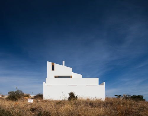 多边形的建筑为地中海建筑式的纯白色调，向南倾斜的屋顶可以阻挡从北方刮来的风，使位于南侧的狭长阳台保持安适的环境。建筑分为上下两层，底部为卧室等私人空间，二层设起居室、餐厅和厨房，面朝南部，以提供宽敞的观景视野。