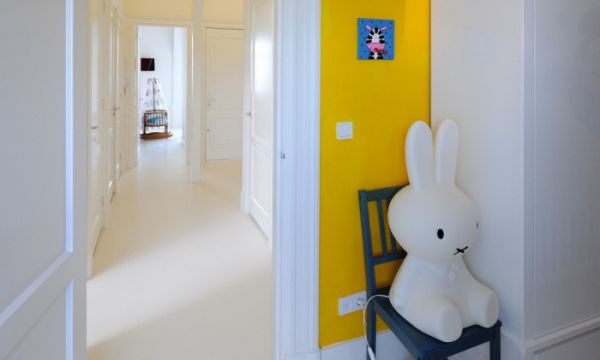 这是位于荷兰阿姆斯特丹的Weteringschans公寓，由 I Love Architecture 建筑事务所设计，简单的白色配合一种跳跃色彩的装饰风格总会那么出彩，简洁而且精致…想必屋子的主人应该是个追求简单生活，且爱米菲兔的人！