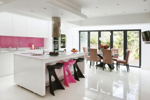 如果你一直认为用 粉红色装饰自己家的厨房太过于“可爱”或者华而不实，那么你的想法不是完全正确，看过今天这个厨房的设计，你是否大吃一惊了呢？的确，我们通常建议厨房慎用粉色的元素，但凡是都有例外，在厨房通透且采光良好的情况下，适当少量的粉红色的材质、布艺、家具或是摆设，起到亮化空间和突出主题的作用。现在，喜欢粉红色的MM们有福了