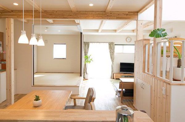 日式家居调配总是拿手搭配原木与本白两种色彩，不经意的搭配，就能让木色变得更清新，白色变得更温暖，更舒适明亮。