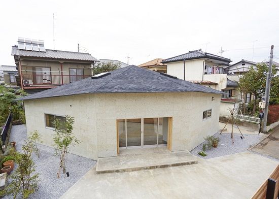 建筑位于日本枥木县，是一个三口之家的住宅。建筑外墙采用当地的凝灰岩石料，通过密肋结构在中心区域构造出一个圆顶空间。从圆顶延伸出的八根肋形柱将空间划分成不同的功能区域。