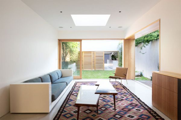 这套位于悉尼的别墅住宅设计获得了“2013 Houses Magazine”奖项，设计单位 Fearns 设计工作室。 住宅共分上下两层，共200平方米，另外带有一个小花园和二楼的露台。客厅大面积的落地玻璃门一打开就能和花园融为一体，建筑的顶面也开有天窗，增加了室内的亮度。整一栋房子看上去非常简洁，但也很温馨，大面积白色墙体和暖色的木饰面，开放式的厨房给家中营造融洽的气氛。