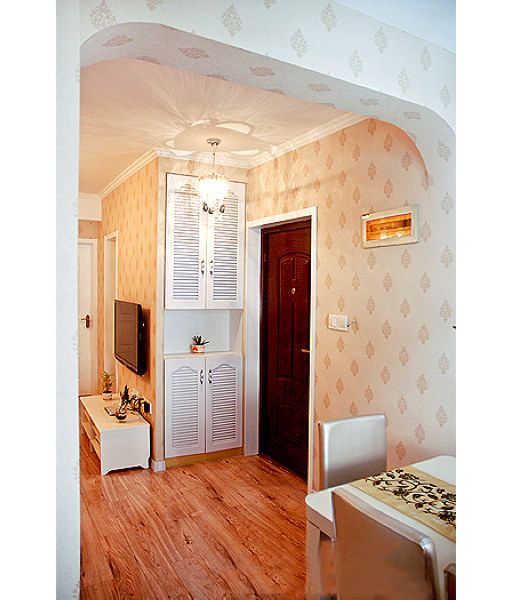 这套家居的采用了小清新的风格，清新淡雅的壁纸，角落里的小小摆设，足以看出屋主的精心设计。