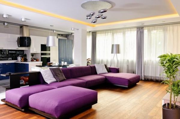 这间公寓约110平方米，坐落在敖德萨的老城区。主人是一对年轻夫妇，根据自己喜好公寓内部设计十分现代，时尚，色彩的搭配十分的突出，紫色与蓝色的突出让黑白色的空间彰显魅力十分浪漫迷人。