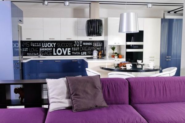 这间公寓约110平方米，坐落在敖德萨的老城区。主人是一对年轻夫妇，根据自己喜好公寓内部设计十分现代，时尚，色彩的搭配十分的突出，紫色与蓝色的突出让黑白色的空间彰显魅力十分浪漫迷人。