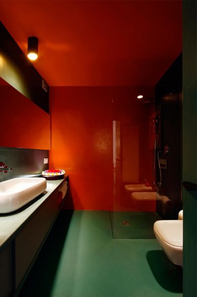 这间65平米的公寓，位于法国，由位于意大利都灵的建筑事务所MG2 Architetture设计。设计时髦地融合了现代和本世纪中叶两种风格，采用了大胆和时髦的颜色和一些我非常喜爱的照明。