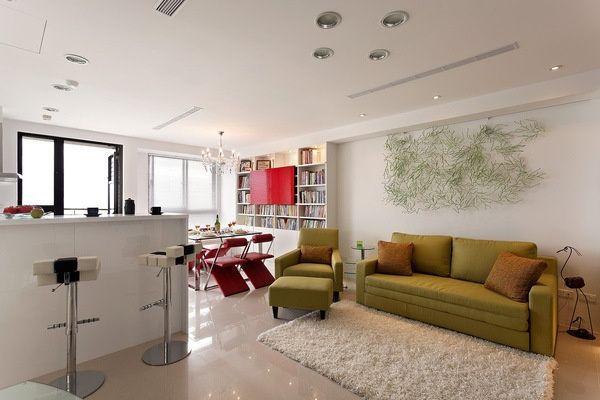 客厅的沙发颜色是草绿色，餐厅的红色餐椅给小家增添了许多温馨。卧室和客厅通过玻璃墙做隔断，增加了室内采光，让太阳到小家的每个角落。
