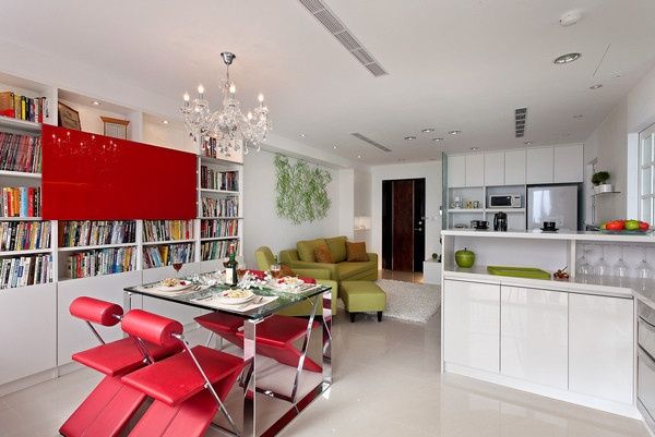 客厅的沙发颜色是草绿色，餐厅的红色餐椅给小家增添了许多温馨。卧室和客厅通过玻璃墙做隔断，增加了室内采光，让太阳到小家的每个角落。