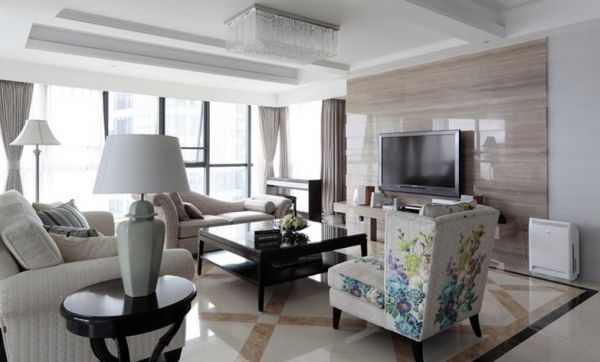 这是一套优雅、摩登的公寓，简洁流畅的线条，花纹沙发给这个简约大气的客厅增加了不一样的色彩，花型和颜色都很艳丽，又不会觉得俗气。这样不同花样的沙发做为摆设和装饰还是很少见的，搭配十分完美。